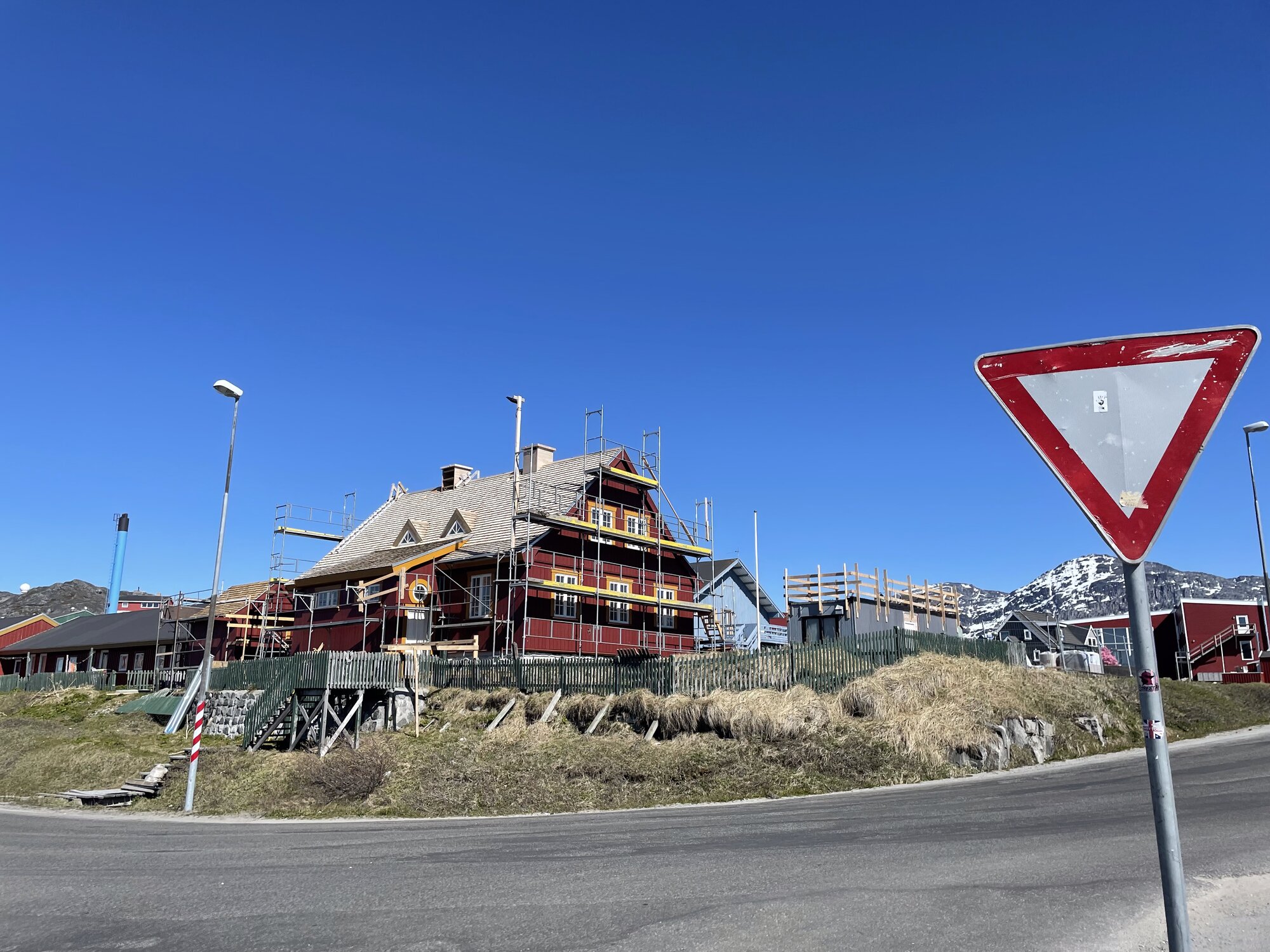 Fredet bygning fra kolonitiden under renovering ved kolonihavnen i Nuuk