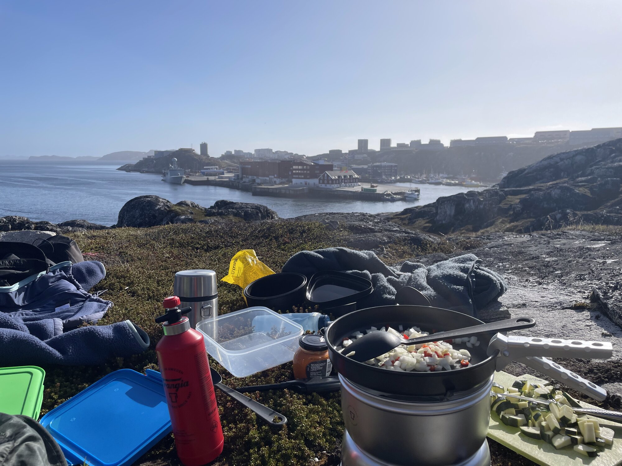 Trangia-aftensmad på fjeldet med udsigt over Nuuk og fjorden